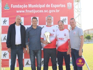 
<a style='margin-left: 5px;' class='btn btn-xs btn-social btn-facebook' href='https://www.facebook.com/sharer/sharer.php?u=https://ko-boladovale.web.getmuller.com.br/imgs/800-800-90/conteudo/fotos/1196/img7618.jpg' rel='popup' data-width='500' data-height='400'><i class='fa fa-facebook'></i>Compartilhar <span class='hidden-xs'>no Facebook</span>
</a> 
<a class='btn btn-default btn-xs' target='_blank' href='imgs/800-800-90/conteudo/fotos/1196/img7618.jpg'>
<span class='glyphicon glyphicon-cloud-download'></span> Salvar
</a> 
<span></span>