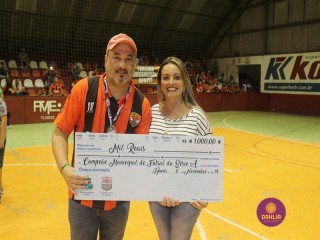 
<a style='margin-left: 5px;' class='btn btn-xs btn-social btn-facebook' href='https://www.facebook.com/sharer/sharer.php?u=https://ko-boladovale.web.getmuller.com.br/imgs/800-800-90/conteudo/fotos/1337/img3246.jpg' rel='popup' data-width='500' data-height='400'><i class='fa fa-facebook'></i>Compartilhar <span class='hidden-xs'>no Facebook</span>
</a> 
<a class='btn btn-default btn-xs' target='_blank' href='imgs/800-800-90/conteudo/fotos/1337/img3246.jpg'>
<span class='glyphicon glyphicon-cloud-download'></span> Salvar
</a> 
<span></span>