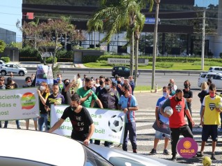 
<a style='margin-left: 5px;' class='btn btn-xs btn-social btn-facebook' href='https://www.facebook.com/sharer/sharer.php?u=https://ko-boladovale.web.getmuller.com.br/imgs/800-800-90/conteudo/fotos/1448/img8934.jpg' rel='popup' data-width='500' data-height='400'><i class='fa fa-facebook'></i>Compartilhar <span class='hidden-xs'>no Facebook</span>
</a> 
<a class='btn btn-default btn-xs' target='_blank' href='imgs/800-800-90/conteudo/fotos/1448/img8934.jpg'>
<span class='glyphicon glyphicon-cloud-download'></span> Salvar
</a> 
<span></span>