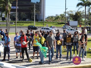 
<a style='margin-left: 5px;' class='btn btn-xs btn-social btn-facebook' href='https://www.facebook.com/sharer/sharer.php?u=https://ko-boladovale.web.getmuller.com.br/imgs/800-800-90/conteudo/fotos/1448/img8935.jpg' rel='popup' data-width='500' data-height='400'><i class='fa fa-facebook'></i>Compartilhar <span class='hidden-xs'>no Facebook</span>
</a> 
<a class='btn btn-default btn-xs' target='_blank' href='imgs/800-800-90/conteudo/fotos/1448/img8935.jpg'>
<span class='glyphicon glyphicon-cloud-download'></span> Salvar
</a> 
<span></span>