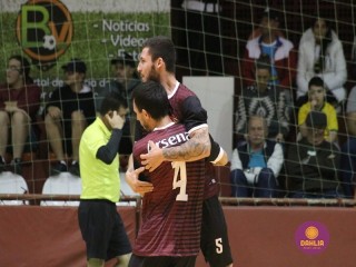 
<a style='margin-left: 5px;' class='btn btn-xs btn-social btn-facebook' href='https://www.facebook.com/sharer/sharer.php?u=https://ko-boladovale.web.getmuller.com.br/imgs/800-800-90/conteudo/fotos/1702/img1042.jpg' rel='popup' data-width='500' data-height='400'><i class='fa fa-facebook'></i>Compartilhar <span class='hidden-xs'>no Facebook</span>
</a> 
<a class='btn btn-default btn-xs' target='_blank' href='imgs/800-800-90/conteudo/fotos/1702/img1042.jpg'>
<span class='glyphicon glyphicon-cloud-download'></span> Salvar
</a> 
<span></span>