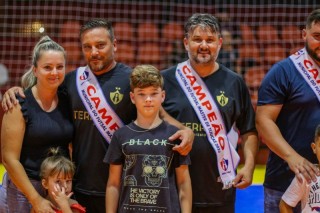 
<a style='margin-left: 5px;' class='btn btn-xs btn-social btn-facebook' href='https://www.facebook.com/sharer/sharer.php?u=https://ko-boladovale.web.getmuller.com.br/imgs/800-800-90/conteudo/fotos/2054/img5183.jpg' rel='popup' data-width='500' data-height='400'><i class='fa fa-facebook'></i>Compartilhar <span class='hidden-xs'>no Facebook</span>
</a> 
<a class='btn btn-default btn-xs' target='_blank' href='imgs/800-800-90/conteudo/fotos/2054/img5183.jpg'>
<span class='glyphicon glyphicon-cloud-download'></span> Salvar
</a> 
<span></span>