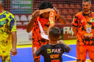 
<a style='margin-left: 5px;' class='btn btn-xs btn-social btn-facebook' href='https://www.facebook.com/sharer/sharer.php?u=https://ko-boladovale.web.getmuller.com.br/imgs/800-800-90/conteudo/fotos/2054/img5184.jpg' rel='popup' data-width='500' data-height='400'><i class='fa fa-facebook'></i>Compartilhar <span class='hidden-xs'>no Facebook</span>
</a> 
<a class='btn btn-default btn-xs' target='_blank' href='imgs/800-800-90/conteudo/fotos/2054/img5184.jpg'>
<span class='glyphicon glyphicon-cloud-download'></span> Salvar
</a> 
<span></span>