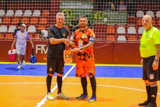 
<a style='margin-left: 5px;' class='btn btn-xs btn-social btn-facebook' href='https://www.facebook.com/sharer/sharer.php?u=https://ko-boladovale.web.getmuller.com.br/imgs/800-800-90/conteudo/fotos/2054/img5215.jpg' rel='popup' data-width='500' data-height='400'><i class='fa fa-facebook'></i>Compartilhar <span class='hidden-xs'>no Facebook</span>
</a> 
<a class='btn btn-default btn-xs' target='_blank' href='imgs/800-800-90/conteudo/fotos/2054/img5215.jpg'>
<span class='glyphicon glyphicon-cloud-download'></span> Salvar
</a> 
<span></span>