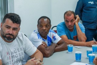 
<a style='margin-left: 5px;' class='btn btn-xs btn-social btn-facebook' href='https://www.facebook.com/sharer/sharer.php?u=https://ko-boladovale.web.getmuller.com.br/imgs/800-800-90/conteudo/fotos/2057/img7088.jpg' rel='popup' data-width='500' data-height='400'><i class='fa fa-facebook'></i>Compartilhar <span class='hidden-xs'>no Facebook</span>
</a> 
<a class='btn btn-default btn-xs' target='_blank' href='imgs/800-800-90/conteudo/fotos/2057/img7088.jpg'>
<span class='glyphicon glyphicon-cloud-download'></span> Salvar
</a> 
<span></span>